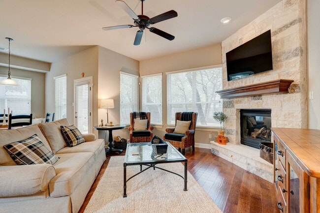 Building Photo - Beautiful 4 Bedroom, 3.5 Bathroom Home with Garage & Private Backyard