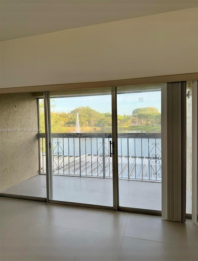 Building Photo - 14293 Kendale Lakes Cir