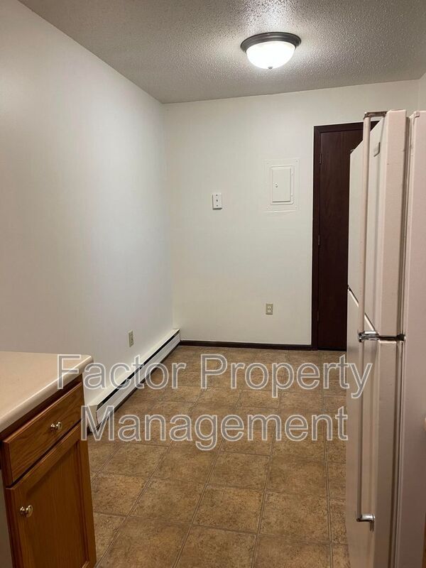 Building Photo - 418 Allan Ave