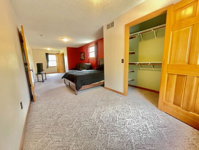 Building Photo - Spacious country Home on 13 acres