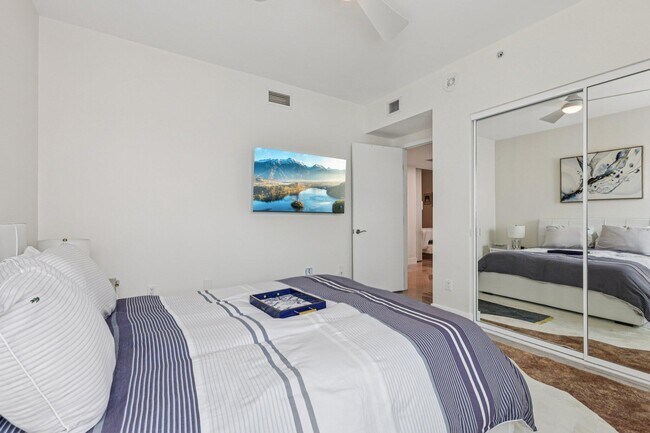 Building Photo - 2640 Lake Shore Dr