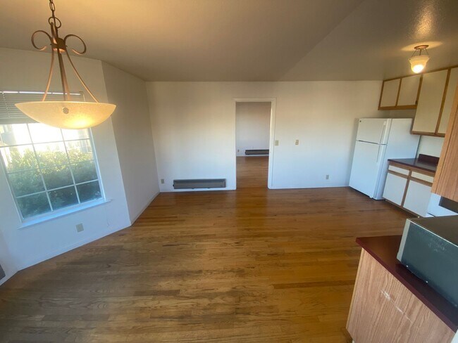 Building Photo - Epic Real Estate & Asso. Inc. - Beautiful, Spacious & Sunny 2 br/2ba Condo Available in Mission -...