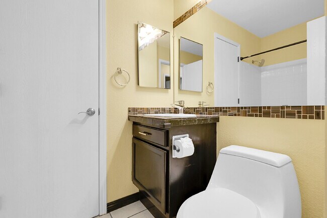 Building Photo - $2,600 - 3 Bed, 1.5 Bath Condo in Aurora w...