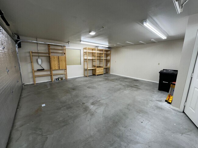 Building Photo - Views from Paradise!