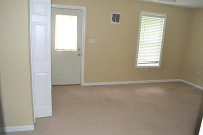 Building Photo - 4 Bedroom Townhome in Lynchburg