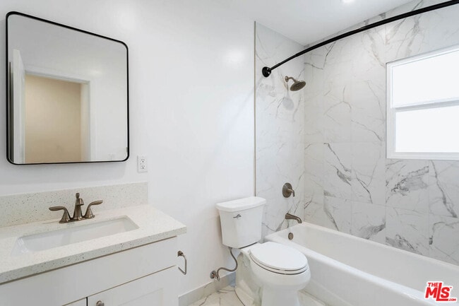 Building Photo - 815 W Glenoaks Blvd