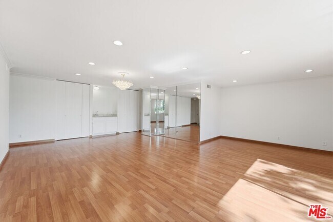 Building Photo - 100 S Doheny Dr