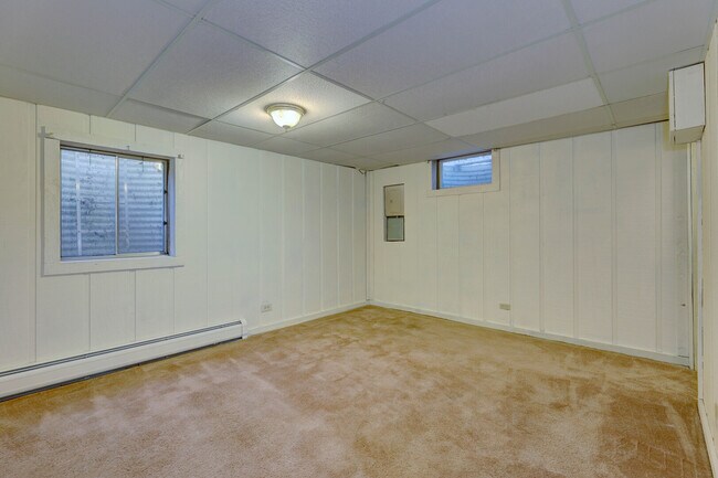 Building Photo - 547 Eichler Dr