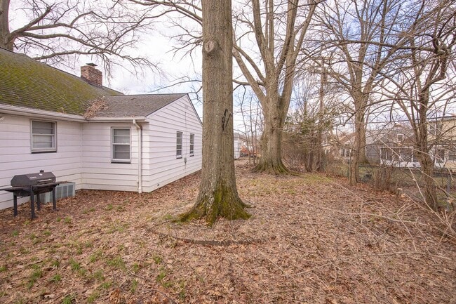 Building Photo - Spacious 3 bedroom/2 bath Cleveland Hts single family house!