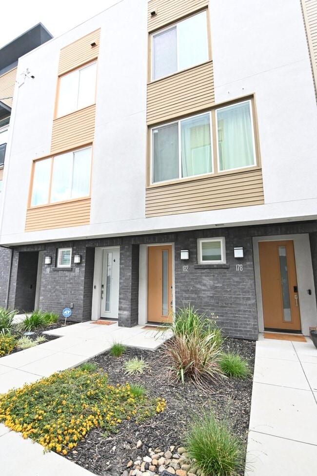 Building Photo - Upscale 2-BR Dual-Suite Condo in Downtown San Jose