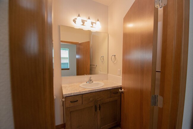 Building Photo - Wonderful 2BD Duplex in Great Washougal Lo...