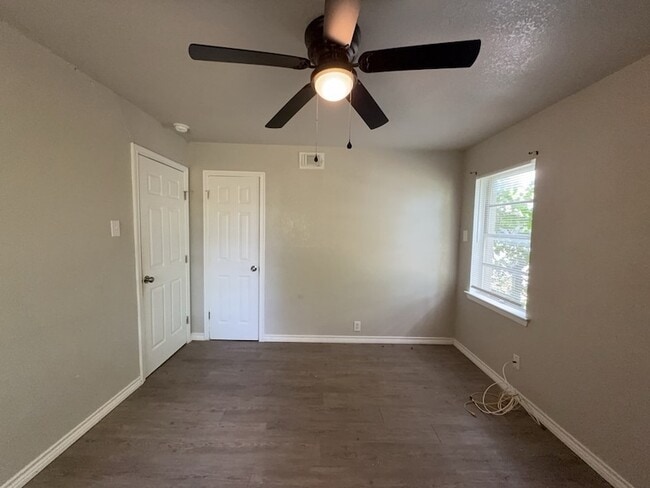 Building Photo - 3316 Shorewood Dr