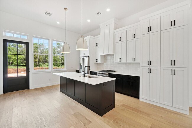 Building Photo - The White Workroom in The Heart of Selah