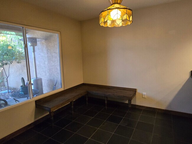 Building Photo - Beautiful two story, 3 bed, 1 full bath, 2...