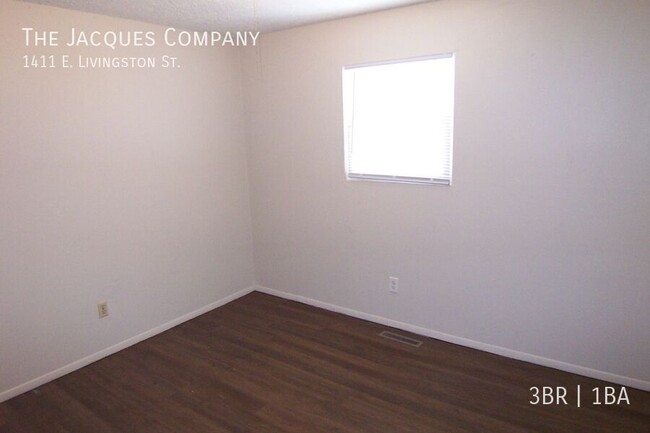 Building Photo - 3 Bedroom 1 Bath One Block from Fremont El...