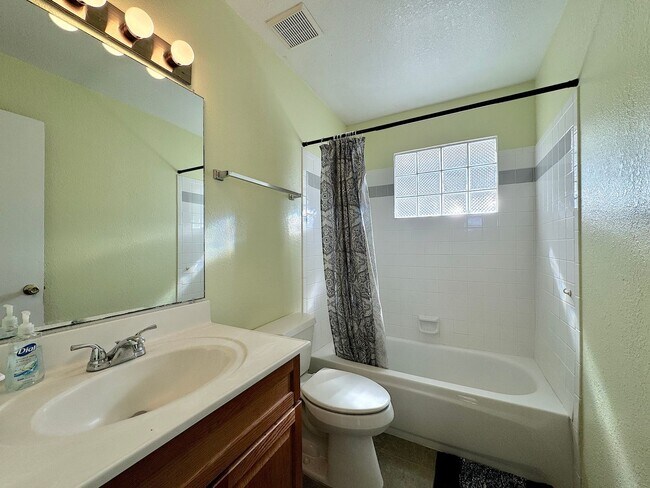 Building Photo - Northeast El Paso 3Bed/2Bath Refrig A/C