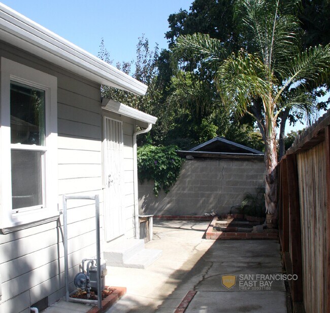 Building Photo - Captivating 2bd/1ba House with Garage/Work...