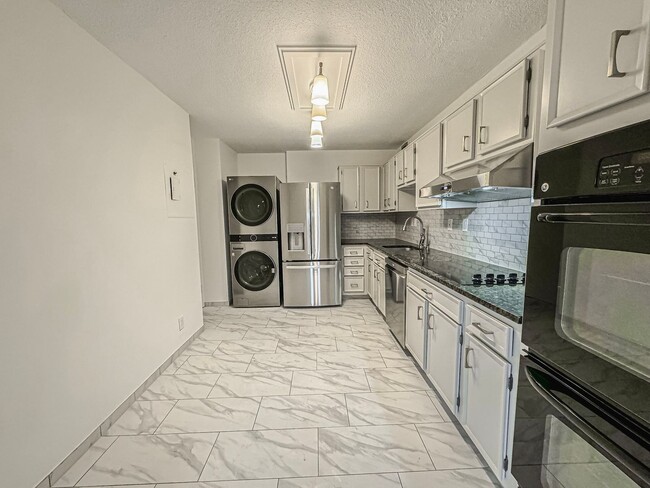 Building Photo - Newly Renovated 3 Bed 2.5 Bath Condo With ...