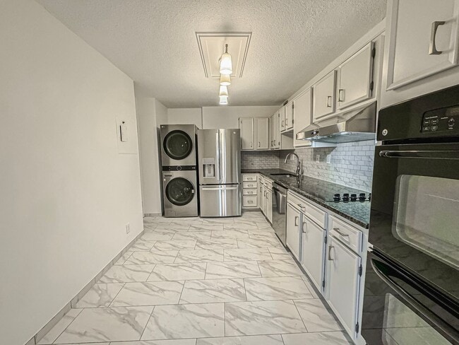 Building Photo - Recently Renovated 3 Bed 2.5 Bath Condo With Balcony In Vibrant Watergate At Landmark - Utilities...