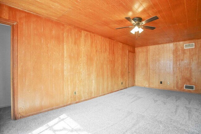 Building Photo - 3/1/1 close to medical and Texas Tech. Neutral colors.. Updated bath