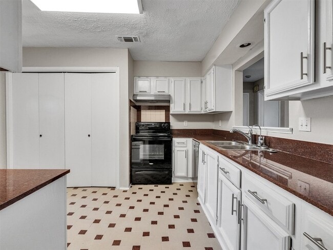 Building Photo - 10314 Staghill Dr