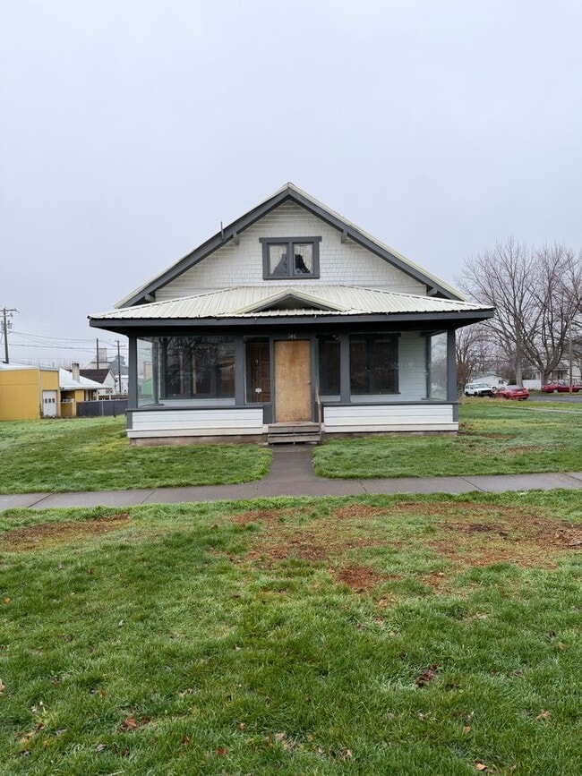 Building Photo - Large 2 bedroom 1 bath with bonus room