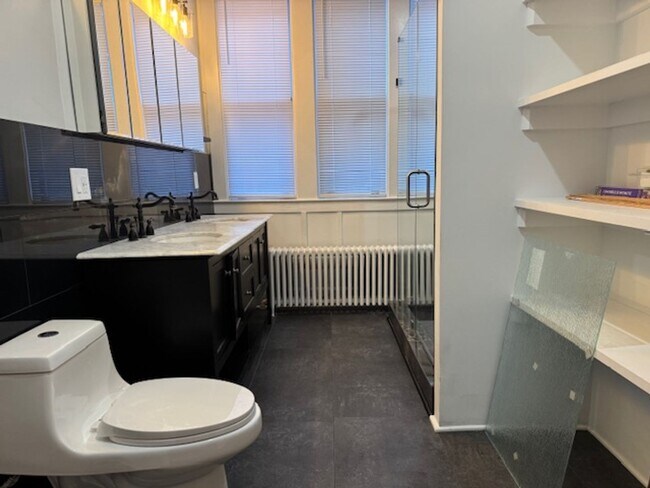 Building Photo - 775 University Ave