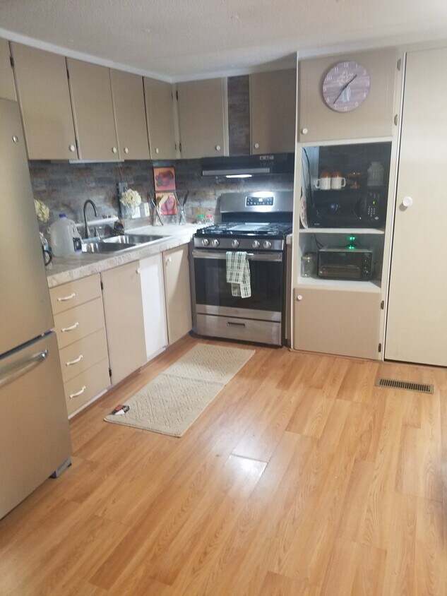 kitchen - 30531 Francis St