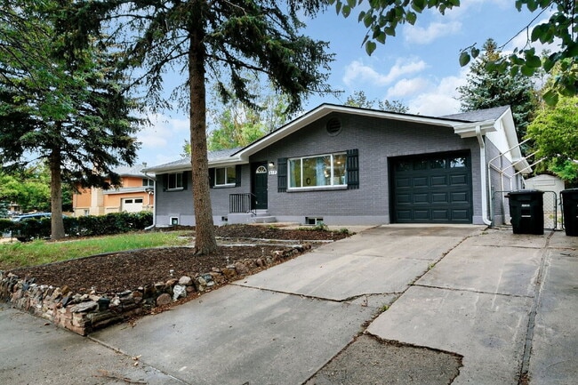 Building Photo - 817 Westmoor Dr