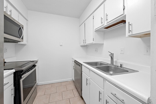 Building Photo - Freshly Painted and Clean Condo Kenwood/Ma...