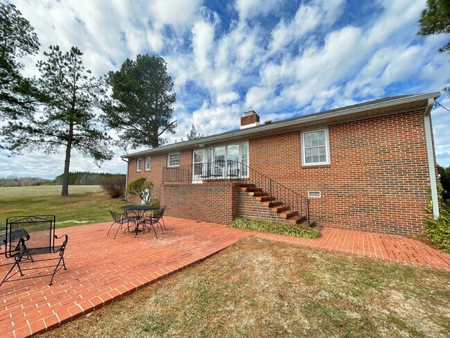 Building Photo - Furnished Inclusive Rental