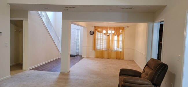 Building Photo - 731 Thompson Ridge Dr