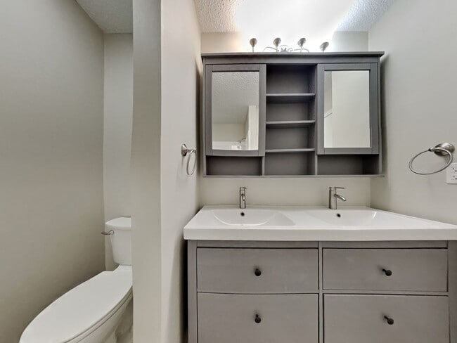 Building Photo - Charming 3-Bed, 2-Bath Home in Lee’s Summit | Cul-de-Sac, Fireplace & Fenced Yard