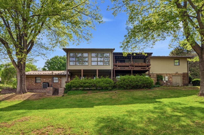Building Photo - Spacious 5-Bedroom Home in Prestigious Blacksburg Country Club Estates