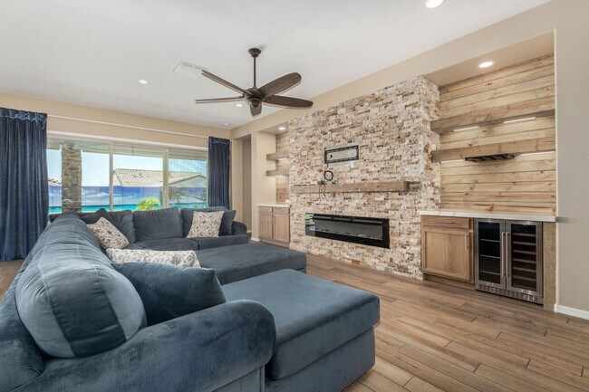Building Photo - Beautiful 3 bedroom with pool in Cantamia!