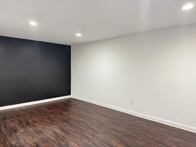 Building Photo - 4 Churchill Ct