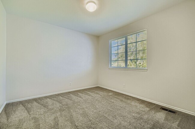 Building Photo - Bright & Spacious 3-Bedroom Home in Fox Run