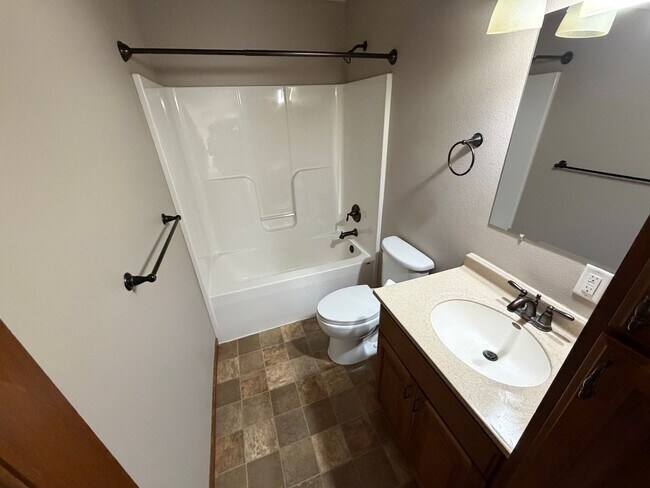 Building Photo - Feels like a New Home!