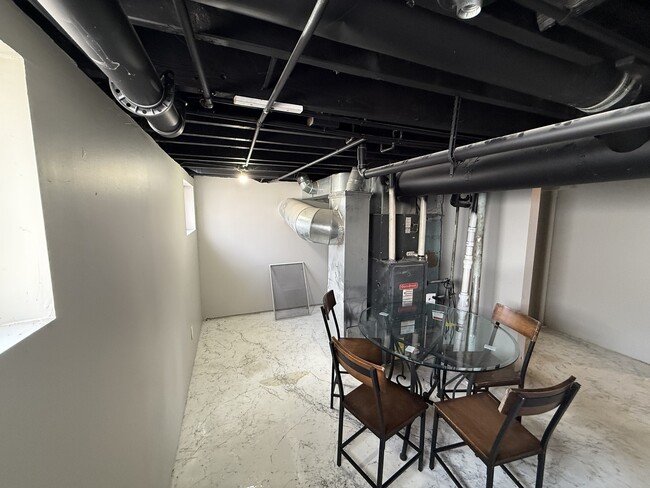 Building Photo - 208 W Nippersink Rd