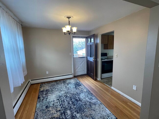 Building Photo - 10 Larry