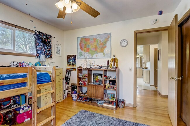Building Photo - Charming Bi-Level Home in Sunset Village -...