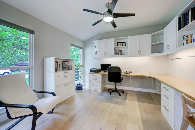 Building Photo - 2500 Pinewood Terrace