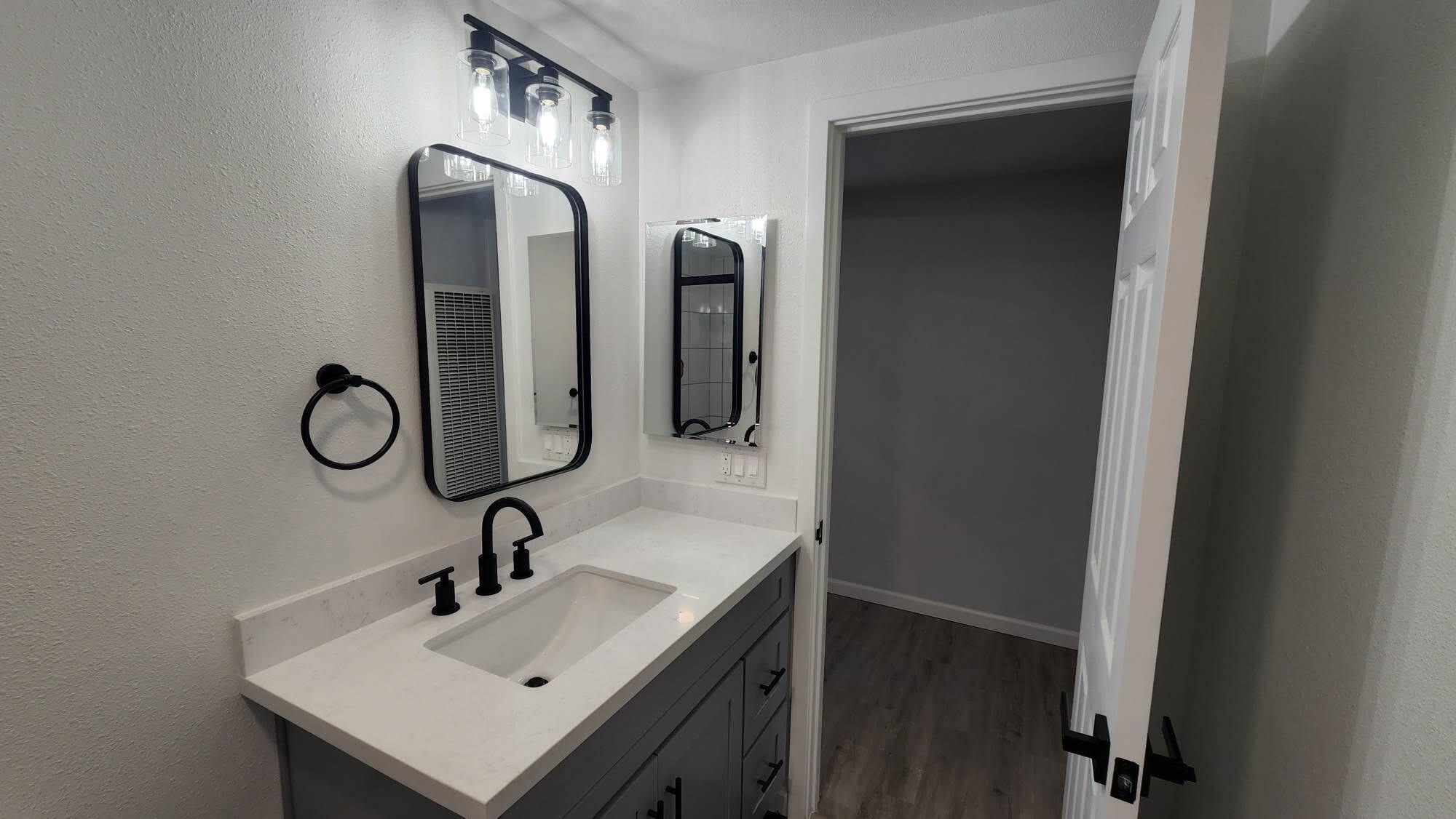 Bath - 579 James Ave