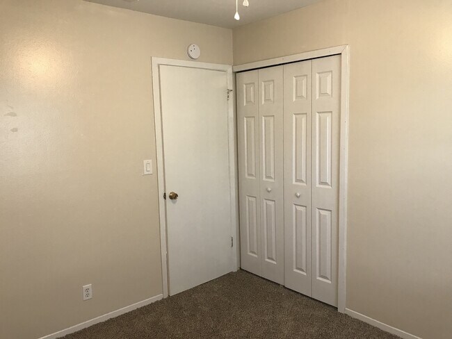 Building Photo - 5874 Castle Run Dr
