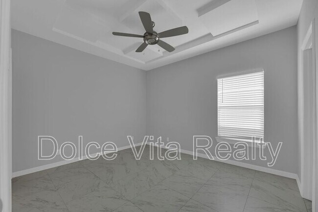 Building Photo - 1012 E la Cantera Ave