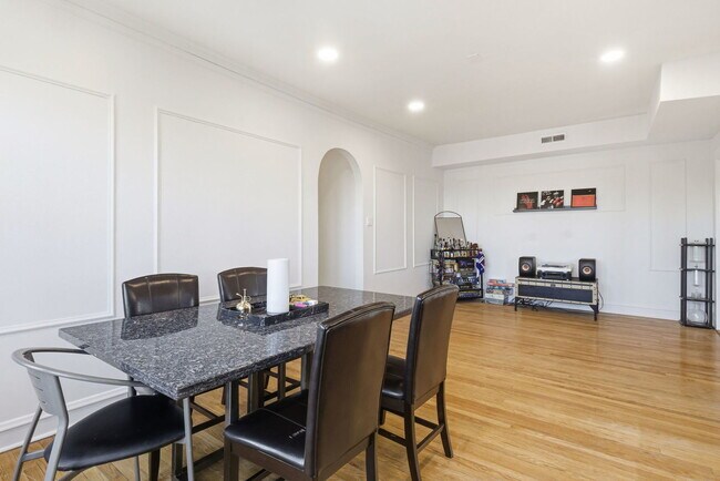 Building Photo - 3414 W Medill Ave