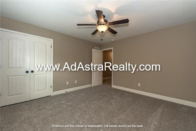 Building Photo - Gorgeous Like New KCMO Townhome-Available ...