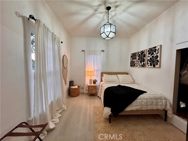 Building Photo - 323 W 18th St