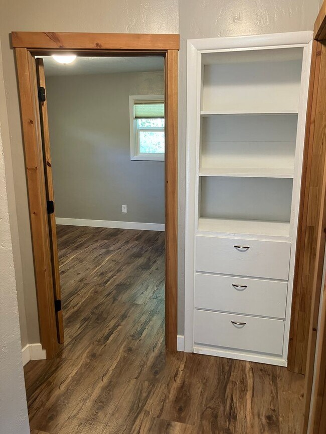 Building Photo - Cozy Three Bedroom Home in South Salem