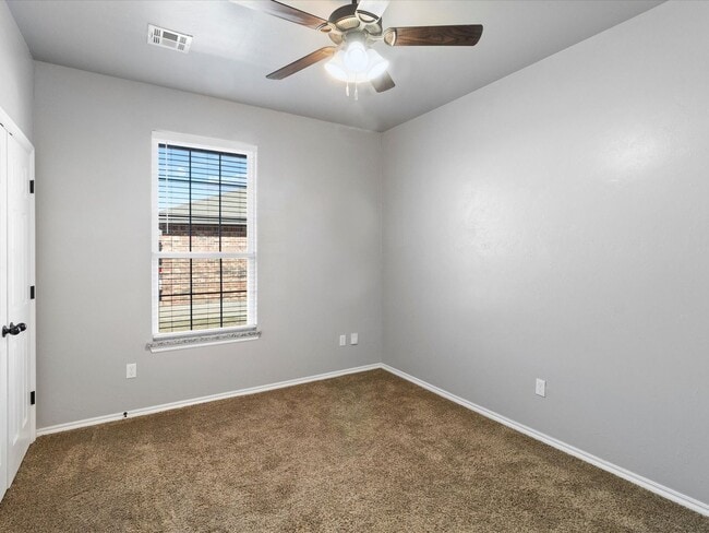 Building Photo - 3br 2ba duplex with 2 car garage!